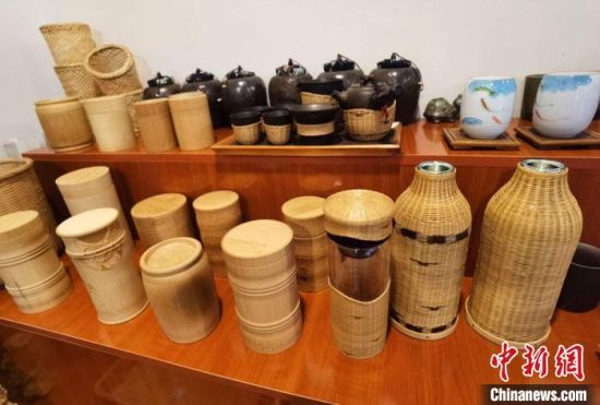 圖為展陳的一件件精致可愛(ài)的竹編農(nóng)具工藝品。　馮志軍 攝