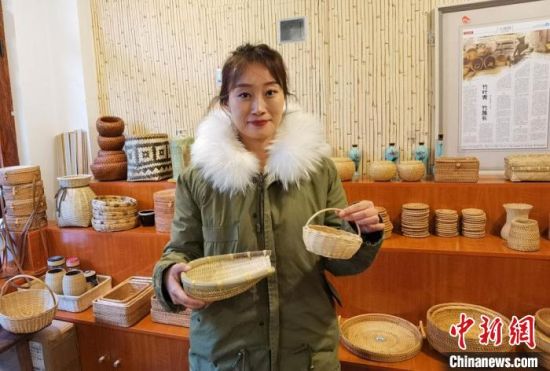 40多種精小玲瓏、純手工制作的新型盛食容器、居家工藝品等，每一件都令人愛(ài)不釋手?！●T志軍 攝