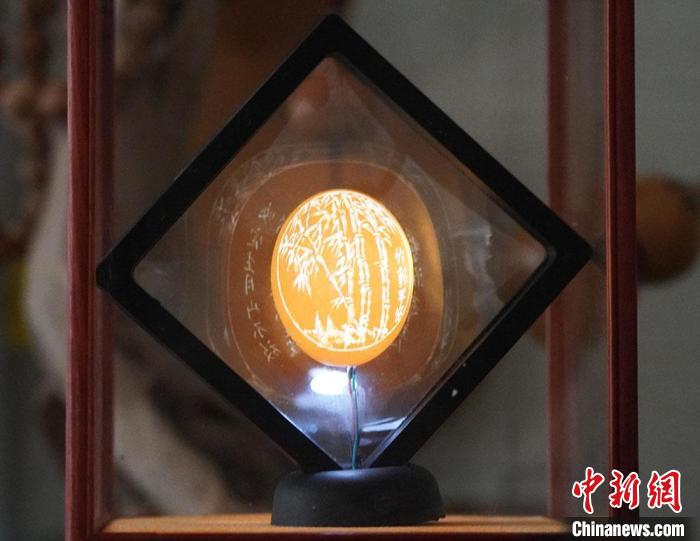 圖為吳義澤新包裝給蛋雕呈現(xiàn)立體感。　九美丹增 攝