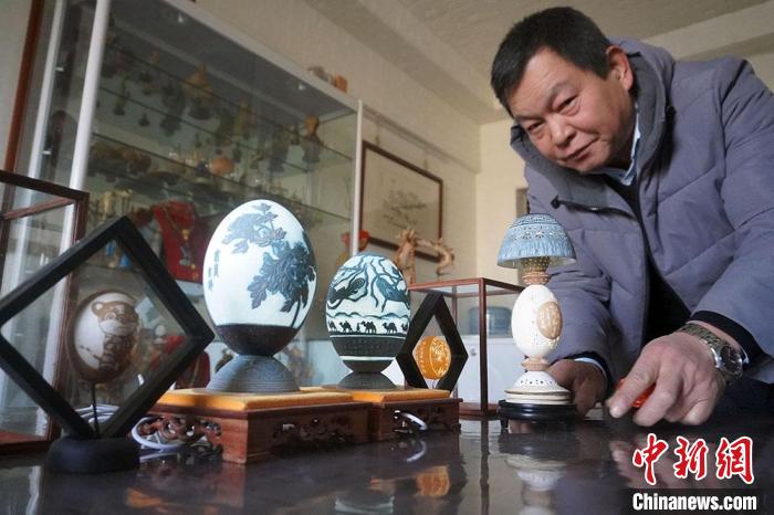圖為吳義澤展示的最新創(chuàng)作的蛋雕作品。　九美丹增 攝