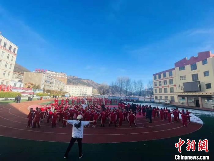 圖為街舞老師教授藏族學(xué)子跳街舞。　陳善雄 攝