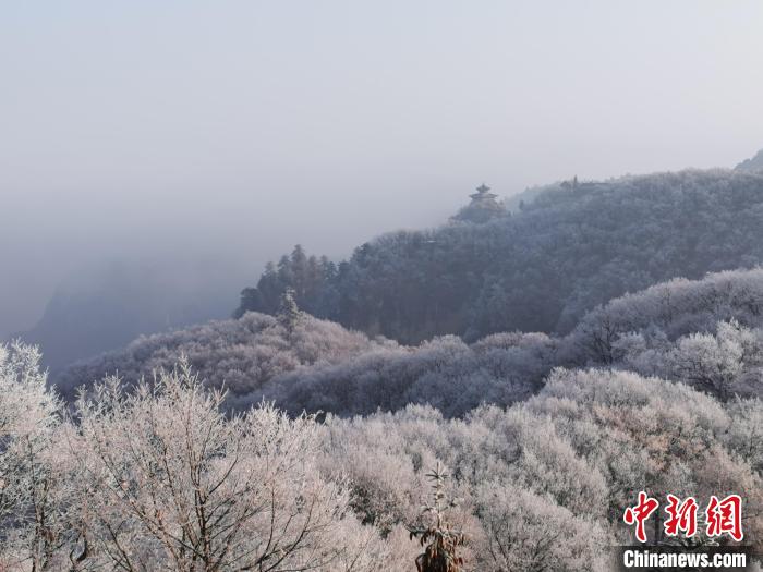 圖為連綿山脈，皆是白色?！⌒煺袢A 攝