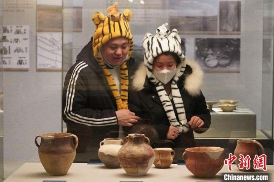 圖為市民戴虎頭帽在博物館內(nèi)參觀。九美旦增 攝
