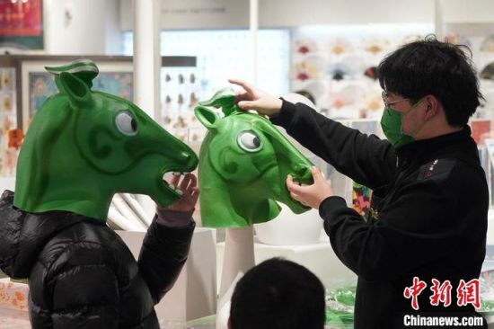 圖為“神馬來了”銅奔馬頭套?！【琶赖┰?攝