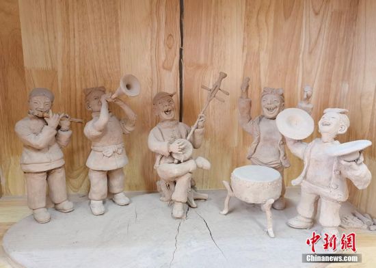 圖為泥塑作品展現(xiàn)人們娛樂場景。 劉玉桃 攝