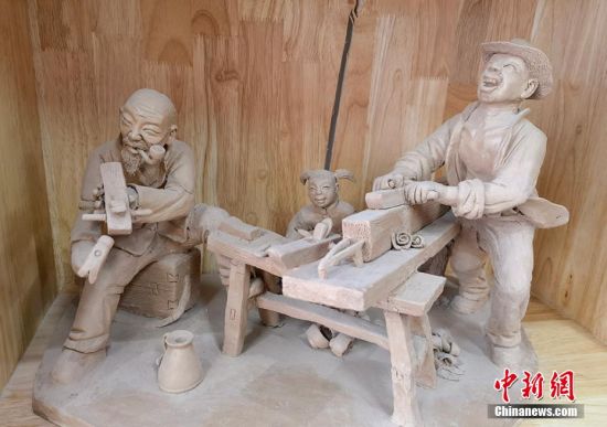 圖為泥塑作品。 劉玉桃 攝