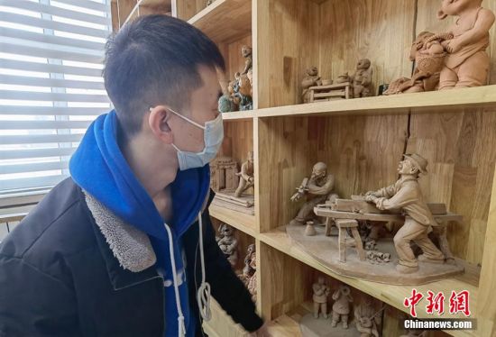 圖為學生欣賞泥塑作品。 劉玉桃 攝
