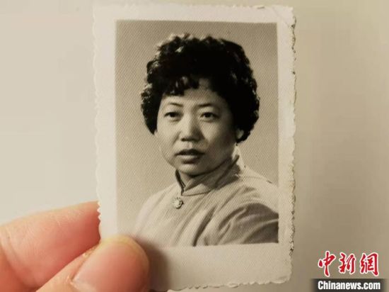 圖為20世紀(jì)80年代，蘭州照相館拍攝的人物肖像照，如今仍然有很多人選擇拍攝這樣的照片留作紀(jì)念?！⊥跄劣?攝