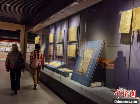 圖為蘭州市民參觀博物館展品。　徐雪 攝