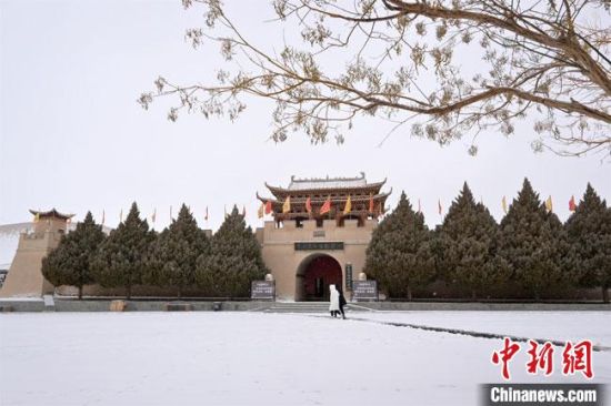 圖為2月17日，游人在鳴沙山月牙泉景區(qū)內(nèi)體驗(yàn)大漠雪景?！《鼗褪形穆镁止﹫D