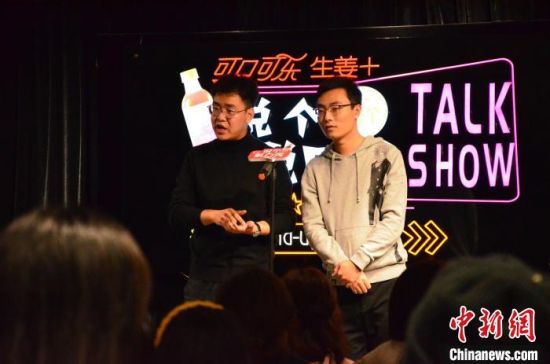 圖為脫口秀演員搭檔表演?！钅?攝
