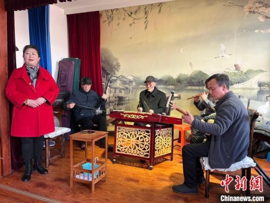 圖為蘭州鼓子表演者王常玉登臺演唱，她是這項入列國家級非物質(zhì)文化遺產(chǎn)的曲藝表演者中，為數(shù)不多的女演員?！堨下?攝