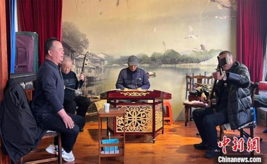 圖為蘭州鼓子愛好者在傳習(xí)所內(nèi)互相搭檔上臺演出?！堨下?攝