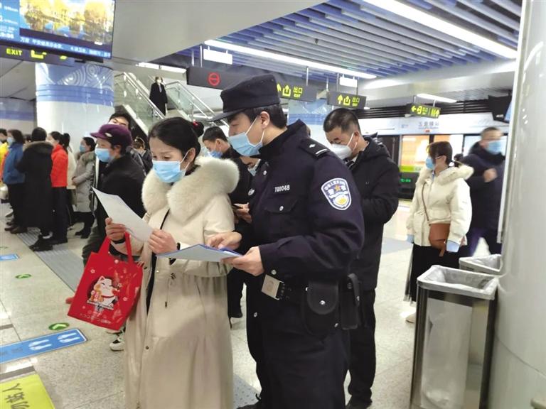 講解詐騙套路 普及“斷卡”常識(shí) 蘭州城關(guān)公安分局、交通治安分局聯(lián)合反詐宣傳進(jìn)地鐵