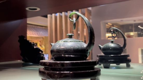 圖為酒泉夜光杯廠里陳列的夜光杯茶藝文化產(chǎn)品——精品懸環(huán)玉壺。王牧雨