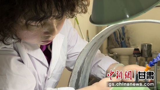 夜光杯制作學(xué)徒謝小琴坦言，雖工作枯燥，但是能夠掌握國家級非遺技藝是很自豪的。王牧雨 攝