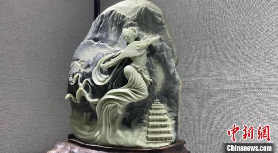 圖為李學(xué)平的玉雕作品?！「攥?攝