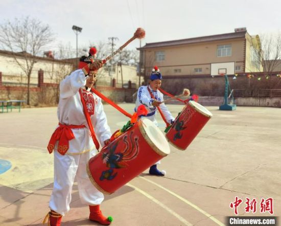 圖為劉玉均(右一)身穿青花服與隊員一起練習動作。　張婧 攝