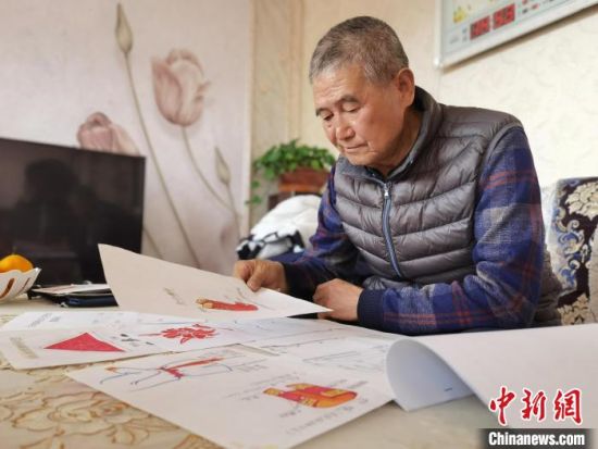 圖為陸鵬飛向記者展示多年帶隊的手寫筆記?！堟?攝