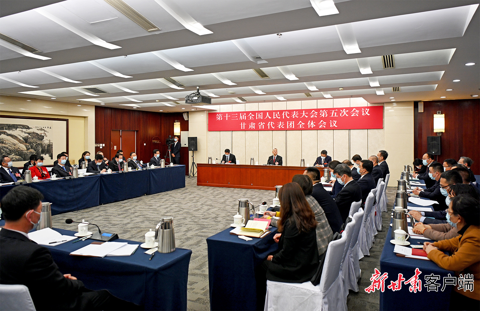 甘肅代表團(tuán)舉行全體會議，尹弘主持并講話