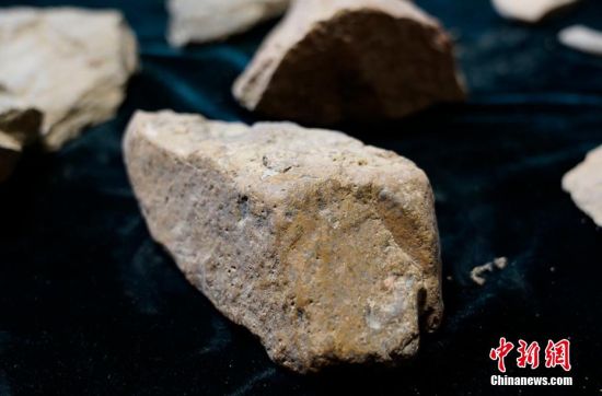 圖為靜寧縣賈河鄉(xiāng)竇坪村出土的石器。 夏劍鋒 攝
