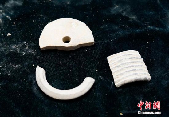 圖為靜寧縣賈河鄉(xiāng)竇坪村出土的佩飾。 夏劍鋒 攝