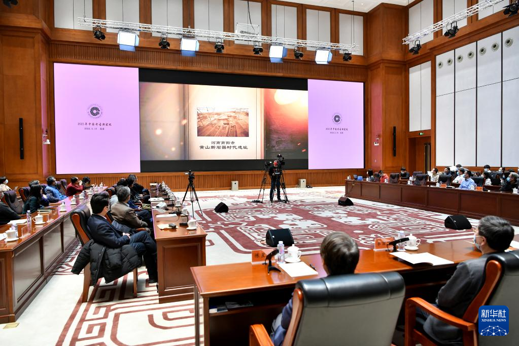 3月18日，在“中國社會科學院考古學論壇·2021年中國考古新發(fā)現”上，參會人員觀看宣傳視頻。