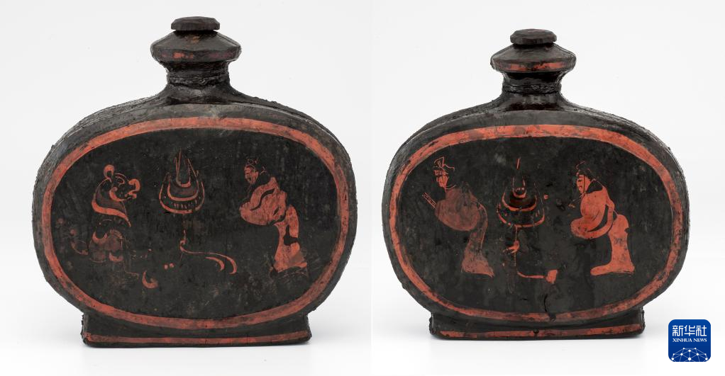 湖北云夢縣鄭家湖戰(zhàn)國秦漢墓地出土扁壺（資料圖）。