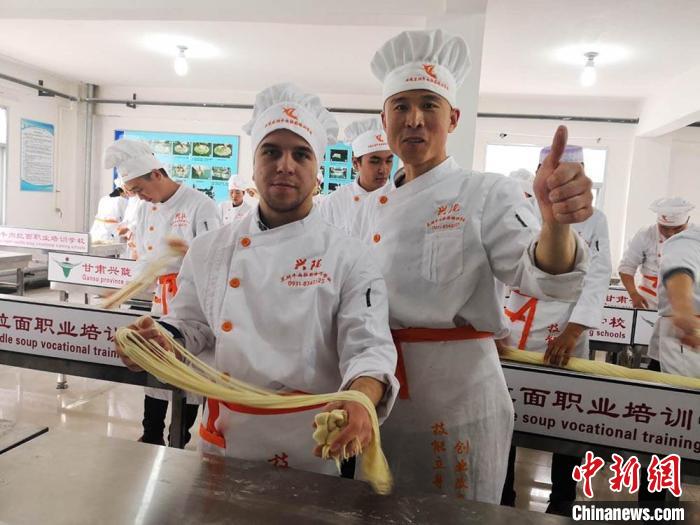 圖為外國留學(xué)生學(xué)習(xí)牛肉面的制作。(資料圖) 史靜靜 攝