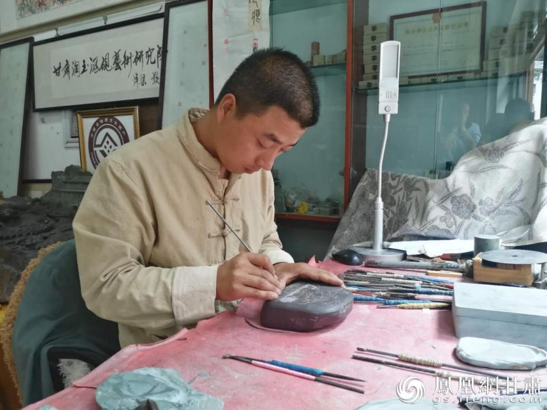 洮硯制作技藝第六代傳人、國家藝術(shù)基金資助青年藝術(shù)家、正高級洮硯雕刻藝術(shù)師李江平十年如一日專注于洮硯制作 圖源自網(wǎng)絡(luò)