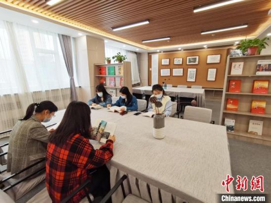 近日，在國網(wǎng)甘肅電力黨校職工書屋，正在舉行青年職工讀書交流活動。　徐雪 攝