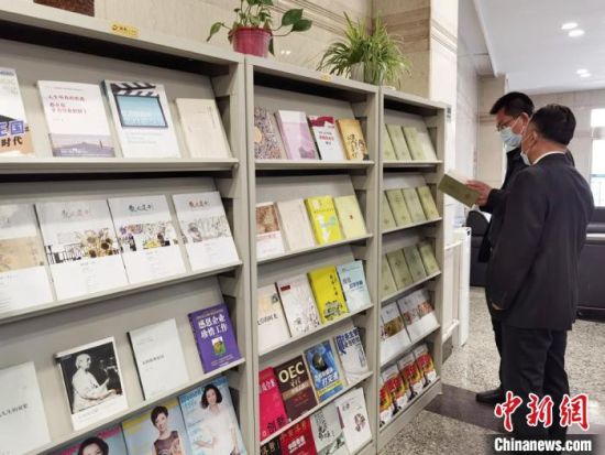 圖為國網(wǎng)甘肅電力黨校的職工書架?！⌒煅?攝