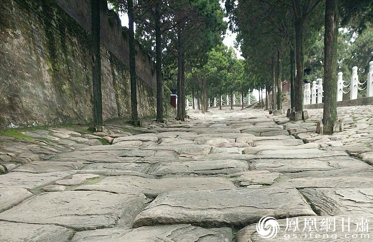 司馬遷祠的山崗下面有一段司馬古道，石條為北宋時鋪設，歷經(jīng)800余年的雨水沖刷、風化、人走車碾，石條上的車轍印是這里曾經(jīng)繁華的歷史見證，又好像昭示太史公一生的坎坷與悲壯。楊文遠 攝