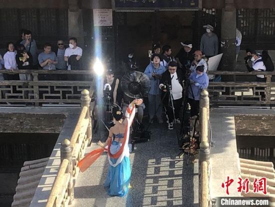 圖為5月以來，“奧大?！敝辈ガF(xiàn)場引游客圍觀?！《鼗褪形麄鞑抗﹫D