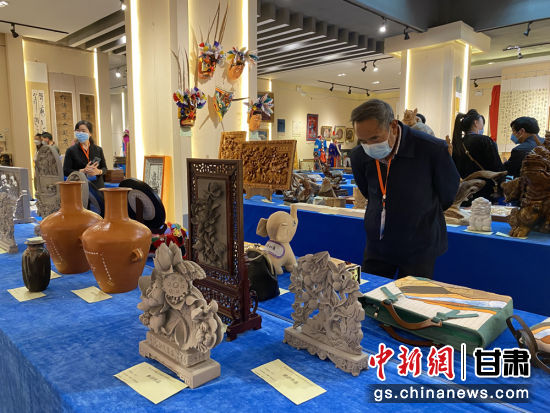 來自全省的近800件作品進入專家評審環(huán)節(jié)，作品涵蓋雕塑雕刻、漆器、工藝花畫等多個類別。徐雪 攝