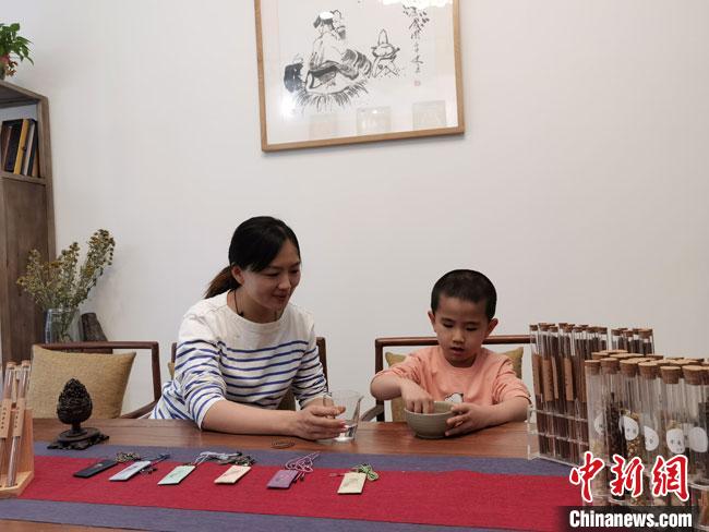 圖為魯雯為小學(xué)員授課和培訓(xùn)。　馮志軍 攝