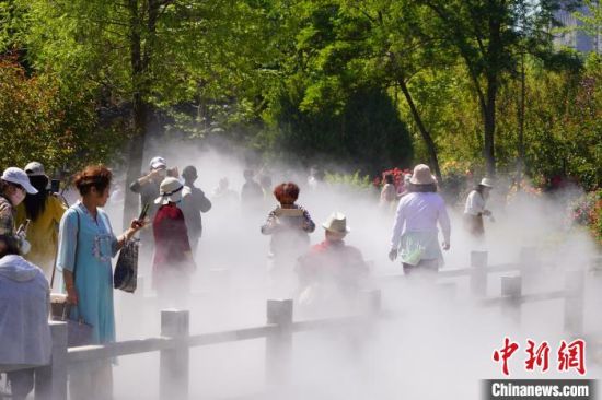 蘭州市寓言故事園化身“瑤池”仙境美景，吸引不少市民前來觀賞、拍照。　九美旦增 攝