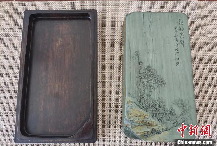 圖為甘肅甘南州洮硯藝人為提升洮硯文化內(nèi)涵，制作“一盒一拓”成品展示。(資料圖) 張婧 攝