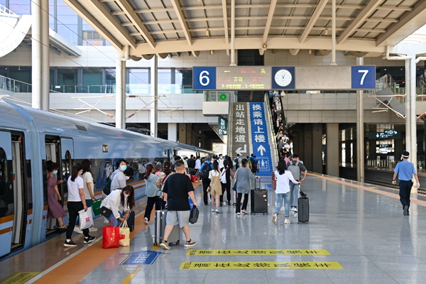 暑運(yùn)大幕開啟。蘭州鐵路局供圖