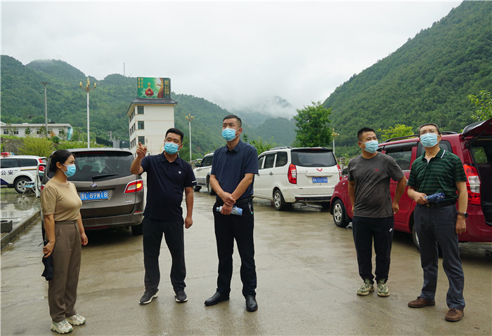 7月13日，隴南市徽縣紀(jì)檢監(jiān)察干部到嘉陵火車站督查疫情防控工作。張麗娟 攝.JPG