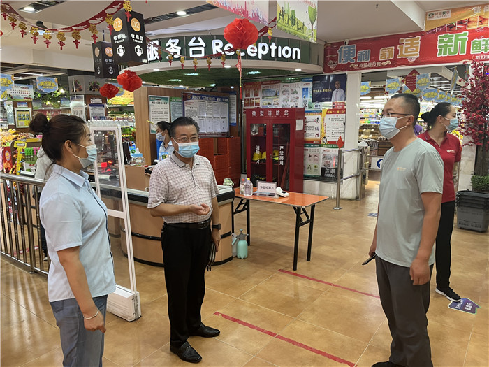7月15日，酒泉市玉門市疫情防控督查組在隴商聯(lián)華超市監(jiān)督檢查疫情防控措施落實(shí)情況。 .jpg