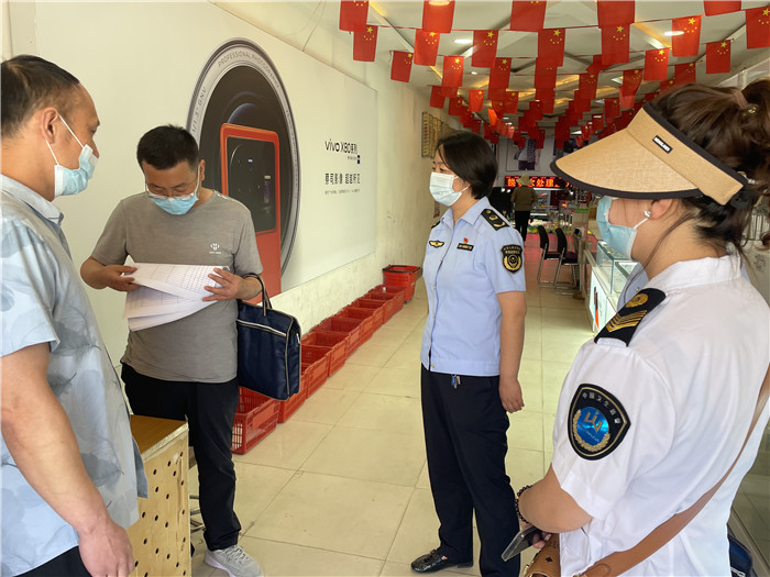 7月20日，定西市漳縣紀(jì)委監(jiān)委駐縣衛(wèi)生健康局紀(jì)檢監(jiān)察組抽調(diào)縣市場(chǎng)監(jiān)管局、衛(wèi)建局工作人員,深入新寺鎮(zhèn)萬(wàn)家超市查看人員出入登記、環(huán)境消殺等。 蔣湘濤 攝.jpg