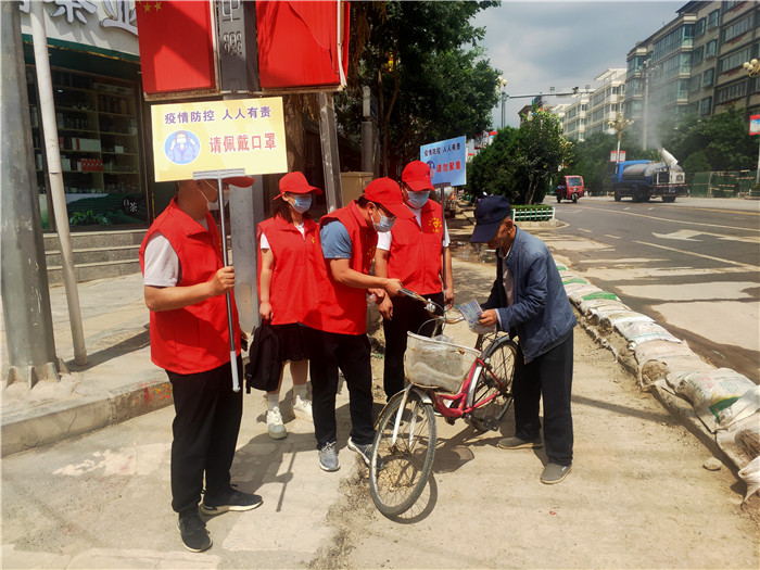 7月21日，定西市通渭縣紀(jì)委監(jiān)委機(jī)關(guān)志愿者在城區(qū)開展“不聚集、戴口罩”志愿活動(dòng)。.jpg