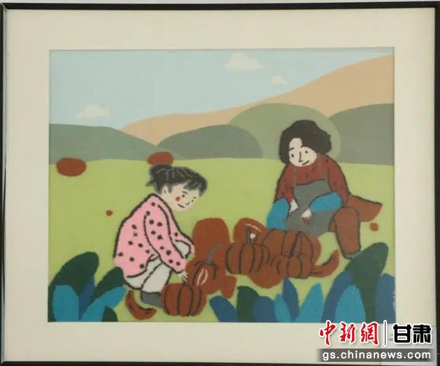 嘉峪關(guān)市新城鎮(zhèn)新城村農(nóng)業(yè)產(chǎn)業(yè)園區(qū)內(nèi)，母女兩人在摘南瓜。刺繡 馬艾米乃 繡稿 敬紅霞