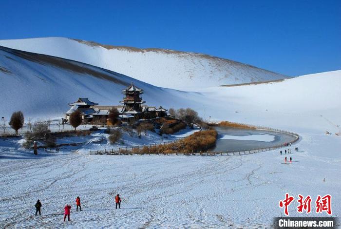 敦煌市鳴沙山月牙泉雪景如畫。(資料圖) 張曉亮 　攝
