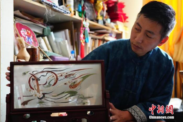 圖為劉云帆展示敦煌元素的刺繡作品。 中新社發(fā) 謝秉錫 攝