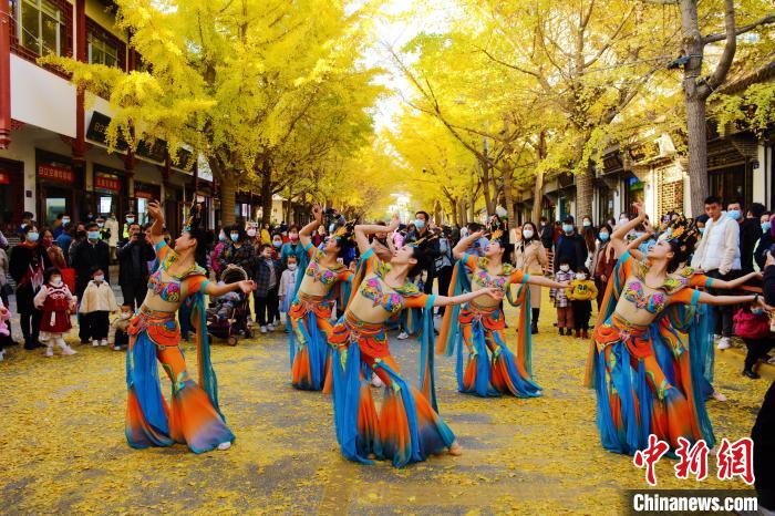圖為秦州區(qū)文旅局組織的舞蹈隊帶來的舞蹈《絲路》?！∏刂輩^(qū)委宣布供圖