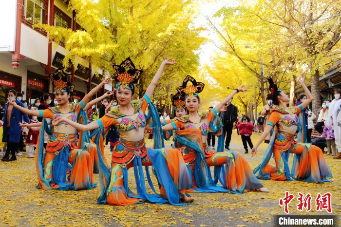 圖為秦州區(qū)文旅局組織的舞蹈隊帶來的舞蹈《絲路》?！∏刂輩^(qū)委宣布供圖