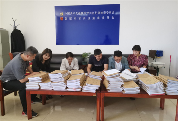 甘州區(qū)紀(jì)檢監(jiān)察干部會同財(cái)政、審計(jì)工作人員開展玉米制種款管理使用清查工作.jpg