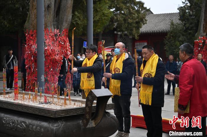 在甘肅天水市伏羲廟內(nèi)，參祭者雙手持香，祭拜人文始祖伏羲。　李亞龍 攝